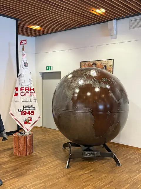 Die Stadt Mittersill und der Oberpinzgau bekamen symbolisch eine Weltkugel überreicht. | Foto: Eva Reifmüller