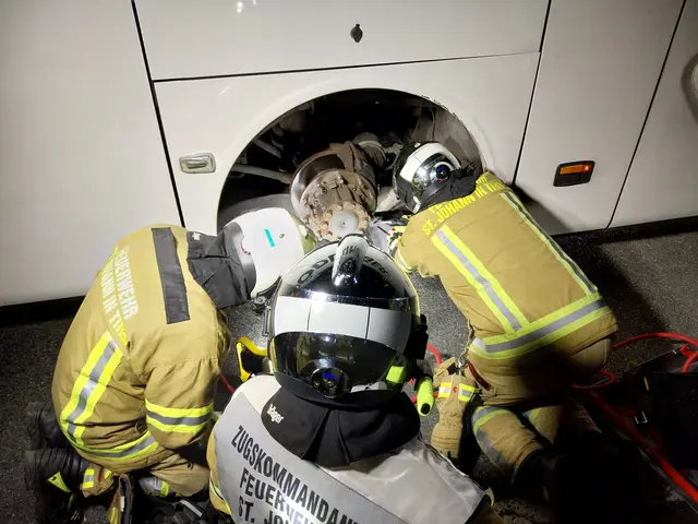 Die Freiwillige Feuerwehr St. Johann in Tirol rückte an und konnte den Bus schließlich wieder fahrtauglich machen. | Foto: ZOOM.Tirol