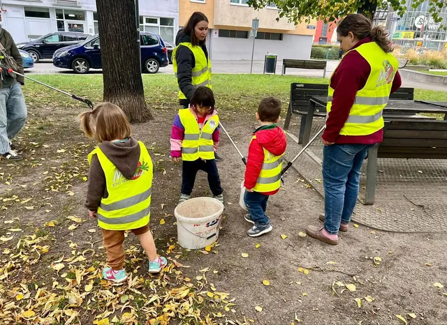 Die Kinder waren an verschiedenen Orten mit Greifzangen zugegen.  | Foto: BV16