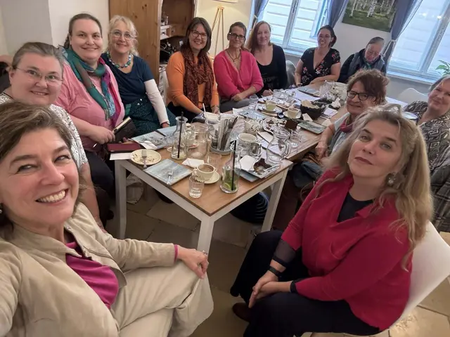 Full House zum 170. Frauen-Frühstück Ende Oktober 2025 im Café Mühle: Selfie von NRin Elisabeth Götze, dahinter Initiatorin gfGRin Martha Günzl | Foto: Götze Elisabeth