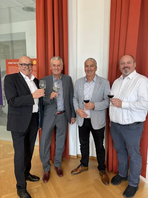 Prost auf den 70. Geburtstag: Bürgermeister Georg Rosner, Jubilar Werner Gilschwert, Vizebürgermeister Michael Leitgeb, Amtsleiter Roland Poiger | Foto: Stadtgemeinde Oberwart
