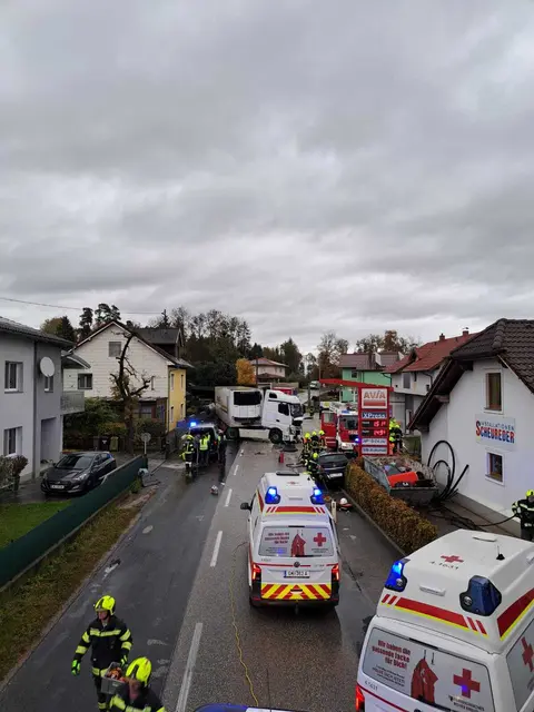 Schwerer Crash zwischen LKW und PKW bei der Avia-Tankstelle in Linden in Steinerkirchen. | Foto: FFW