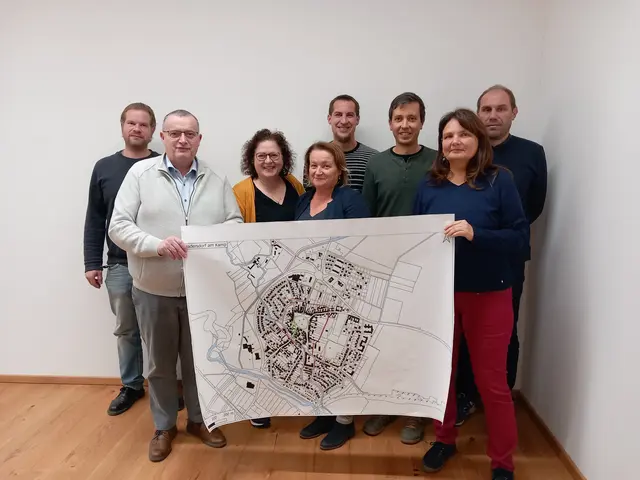 v.li.n.re.: GR Andreas Pernerstorfer, Bgm. Heinrich Becker, GR Andrea Frank, VzBgm. Karin Pregesbauer, GR Rene Schwarzinger, Daniel Fries (Dorf- &amp; Stadterneuerung), GR Petra Nagl, GR Markus Berger | Foto:  Hirzberger, Dorf- &amp; Stadterneuerung