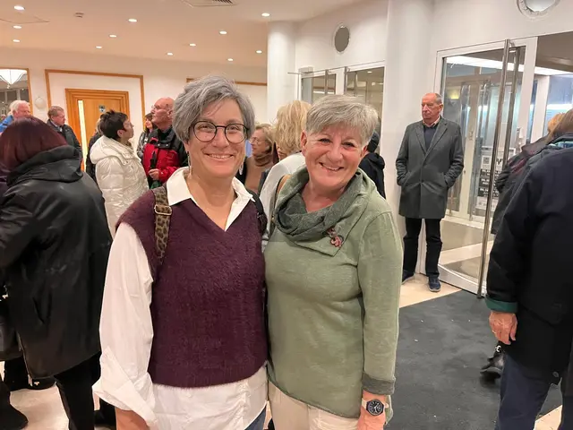 Irene Almesberger und Barbara Fellinger freuten sich beim Auftritt des "Tricky Niki" dabei gewesen zu sein | Foto: Bernd Dorner