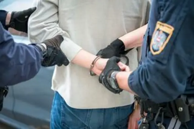 Die beiden Tatverdächtigen, rumänische Staatsangehörige im Alter von 21 und 23 Jahren, konnten von zwei Streifen angetroffen und festgenommen werden (Symbolfoto) | Foto: Bernhard Knaus