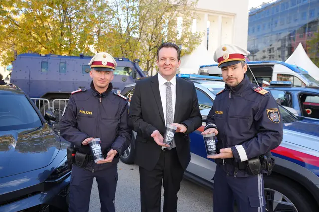 LR Rene Zumtobel beim Stand der Polizei am Landhausplatz.
 | Foto: © Land Tirol/Reiter
