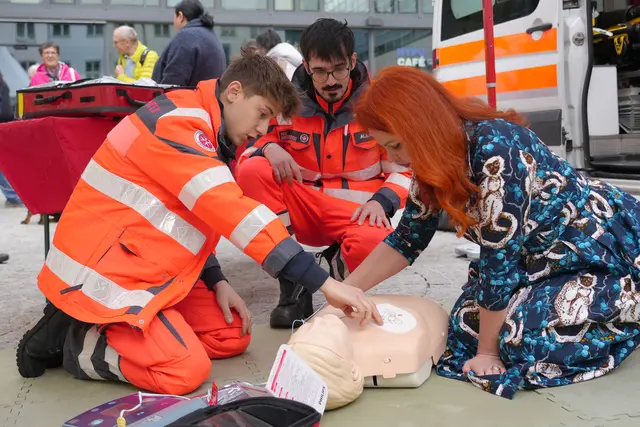 LR Cornelia Hagele übte mit den Johannitern für den Ernstfall.
 | Foto: © Land Tirol/Sidon