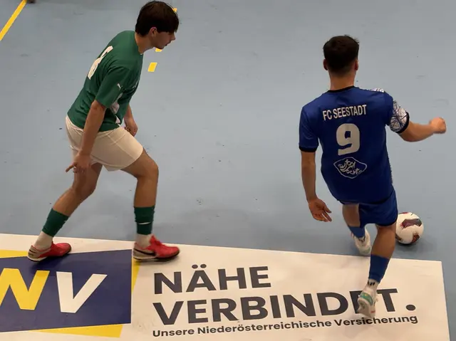 Der SC Mrija (in grün) schlitterte beim Heimdebüt gegen den FC Seestadt in ein 4:9-Debakel.  | Foto: Wolfgang Ilkerl