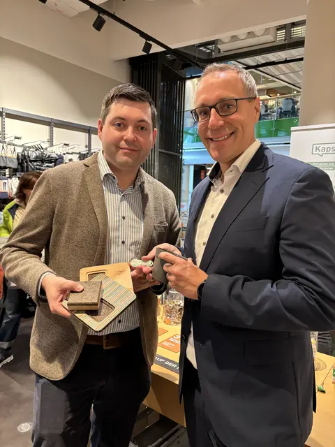 Auf den Spuren der Tchibo-Kapsel: Jürgen Secklehner, Geschäftsführer ARAplus und Jörg Fischer von der Johannes-Kepler-Universität.  | Foto: Lisa Gold