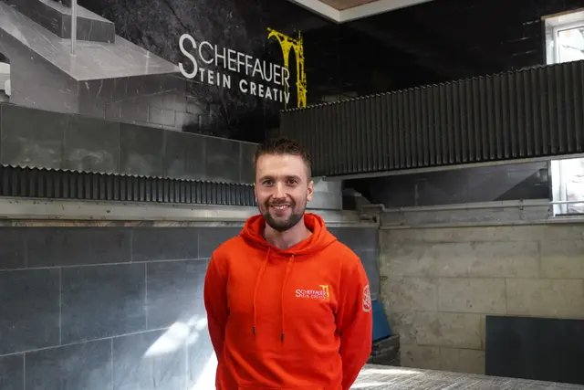 "Auch wenn die Gestaltung eines Grabsteines zu einem traurigen Anlass erfolgt, sind die Leute dankbar, dass wir einen Ort der Erinnerung schaffen." Julian Scheffauer - Steinmetz | Foto: Nicole Hettegger