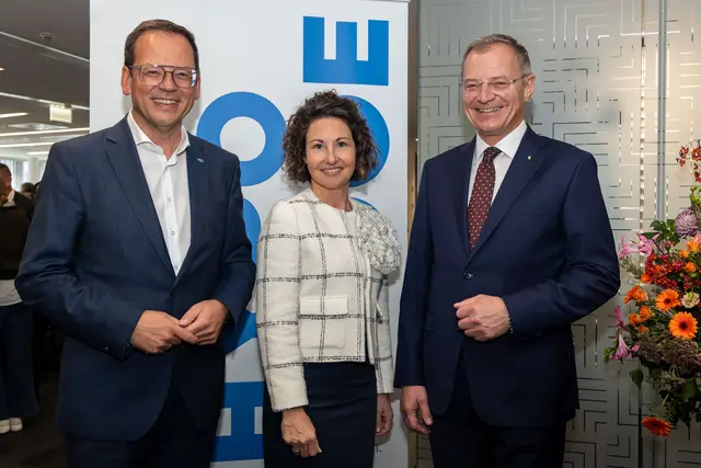 Von links: Hypo OÖ-Vorstandsvorsitzender Klaus Kumpfmüller, FH-OÖ-Geschäftsführerin Isolde Perndl und Landeshauptmann Thomas Stelzer (ÖVP). | Foto: Cityfoto.at