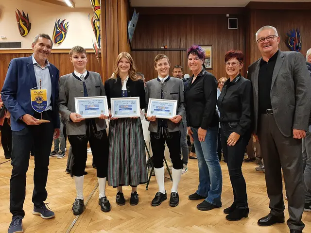 Die Drautaler Jungmusiker Lions Awards Gewinnern Virgina Kleewein, John Winger und Stefan Gruber“. | Foto: Tiefling/KK