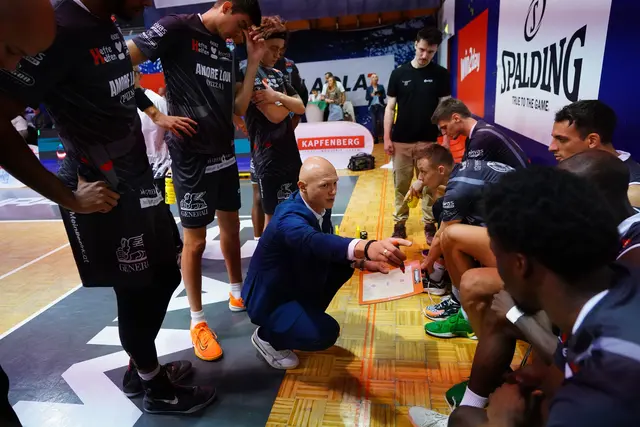Die Bulls hier bei einer Lagebesprechung mit Trainer Klym Artamonov. | Foto: Basketball Austria/M. Tobisch