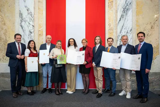 Bei der Verleihung des Österreichischen Umweltzeichens an Schulen aus dem Bundesland Salzburg. Die Überreichung der Urkunden an die jeweiligen Repräsentatinnen und Repräsentanten der Schulen erfolgte durch Umweltminister Norbert Totschnig (li.) und Bildungsminister Christoph Wiederkehr (re.). | Foto: © BMLUK / Rene Hemerka