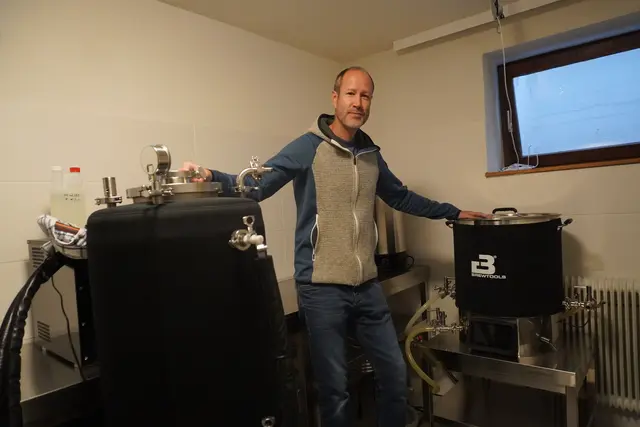 Stefan Pölzl aus Kematen wagte sich daran, sein eigenes Bier zu brauen.  | Foto: AMG