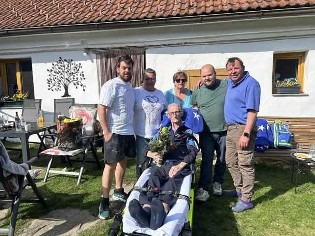 Im Waldviertel angekommen, empfing ihn eine liebevoll gedeckte Kaffeetafel, das Lachen alter Freunde und die warmen Sonnenstrahlen, die durch die Bäume fielen. | Foto: Rollende Engel