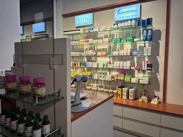 Ein wichtiger Teil ist die realistisch gestaltete Schauapotheke, in der Abläufe und der Umgang mit digitalen Verfahren simuliert werden können. | Foto: MeinBezirk