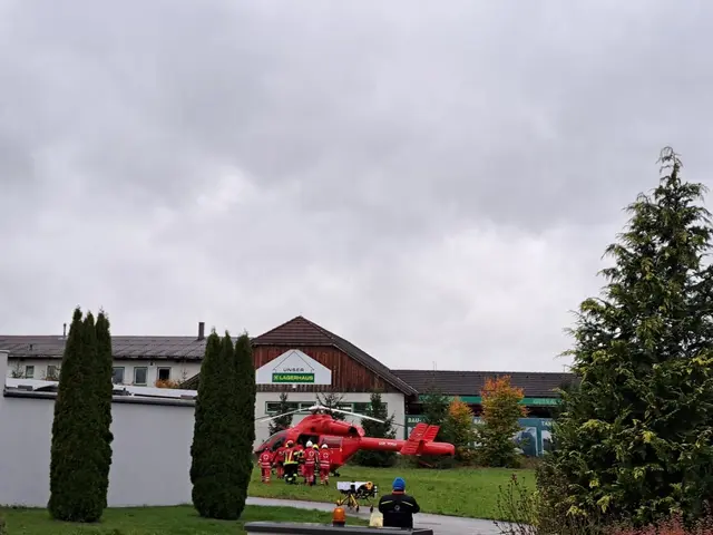 Schwerer Crash zwischen LKW und PKW bei der Avia-Tankstelle in Linden in Steinerkirchen. | Foto: FFW