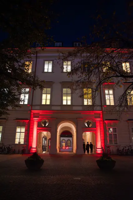 Das Schloss Mirabell war bei der Langen Nacht der Demokratie hell erleuchtet.  | Foto: Stadt Salzburg/Rocio Escabosa