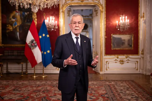 Am Nationalfeiertag rief Bundespräsident Alexander Van der Bellen in seiner Ansprache zu Zusammenhalt und Kompromissbereitschaft auf und bezeichnete den "guten Kompromiss" als Grundlage der Zweiten Republik und Schlüssel für zukünftige Herausforderungen. | Foto:  PETER LECHNER / APA / picturedesk.com