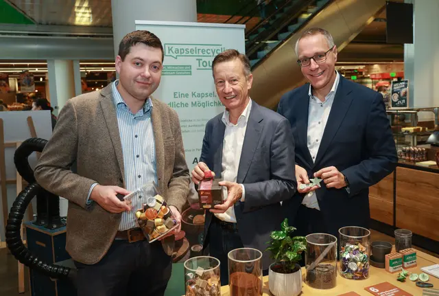 Auf den Spuren der Tchibo-Kapsel: Jürgen Secklehner, Geschäftsführer ARAplus, Paul Unterluggauer, Geschäftsführer von Tchibo Österreich und Jörg Fischer von der Johannes-Kepler-Universität.  | Foto: Neumayr