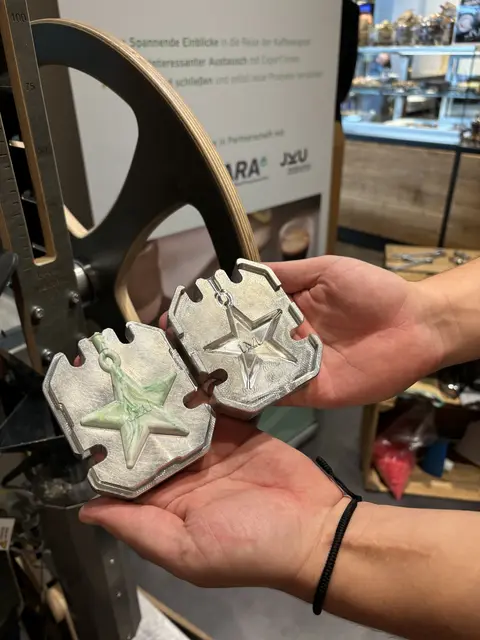 Die Besucherinnen und Besucher konnten an diesem Tag selbst aktiv werden und mit einer Spritzgussmaschine aus gebrauchten Kapseln kleine Gegenstände aus recyceltem Material herstellen wie etwa kleine Weihnachtssterne.  | Foto: Lisa Gold