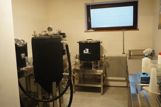 Die kleine Brauerei hat sich der Kemater in Seefeld in einem Raum der Tiroler Weinstube eingerichtet.  | Foto: AMG