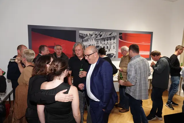 Nach dem Vortrag wurde von vielen die Gelegenheit zum weiteren Austausch genutzt. | Foto: Michael Blinzer