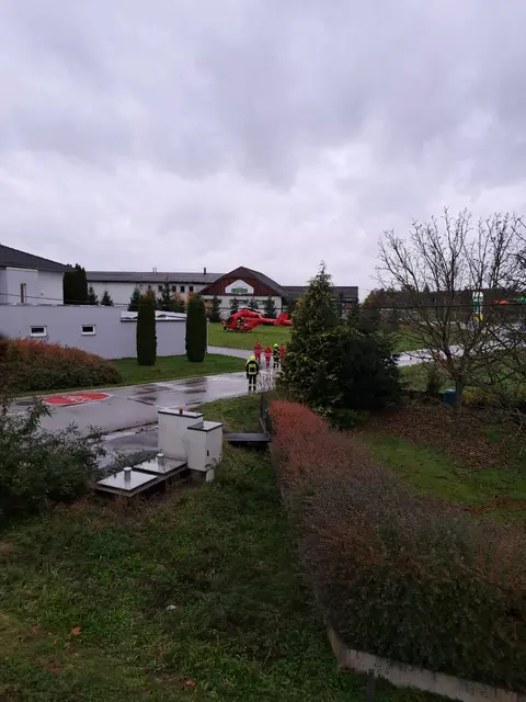 Schwerer Crash zwischen LKW und PKW bei der Avia-Tankstelle in Linden in Steinerkirchen. | Foto: FFW