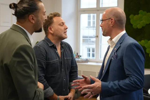 Diskutierte mit seinen Büro-Besuchern: LR Mario Gerber.
 | Foto: © Land Tirol/Reiter