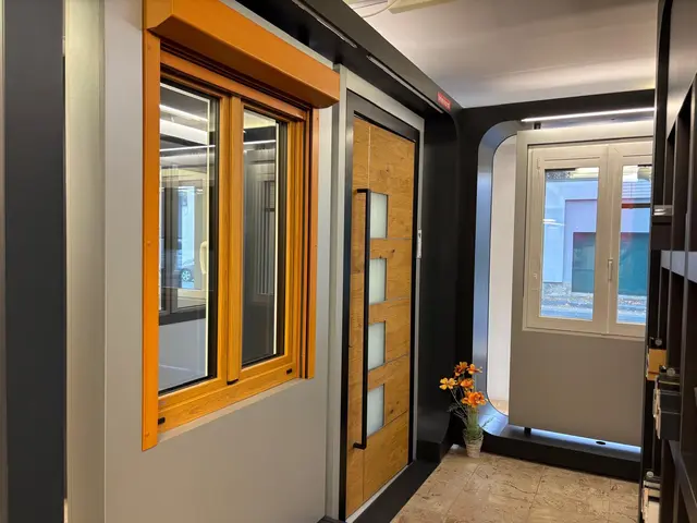 Mit modernen Solar-Rolläden, die ganz ohne Stromkosten auskommen, sorgen Sie im Sommer für angenehme Kühle und senken im Winter spürbar Ihre Heizkosten. So schonen Sie nicht nur die Umwelt, sondern auch Ihren Geldbeutel. | Foto: Manuela Danzinger