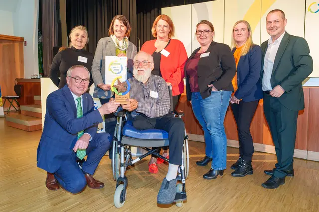 Im Rahmen einer Feier der NÖ Dorf- und Stadterneuerung in Haag wurde Gerhard Frattner aus Ennsdorf zum Dorfheld 2025 gekürt.
 | Foto: Gemeinde Ennsdorf