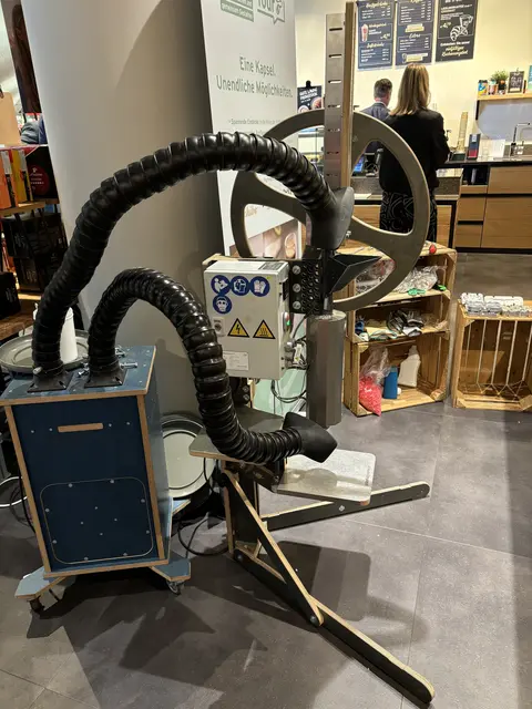 Die Spritzgussmaschine: Besucherinnen und Besucher konnten mit einer Spritzgussmaschine selbst aktiv werden und aus gebrauchten Kapseln Goodies aus recyceltem Material herstellen | Foto: Lisa Gold