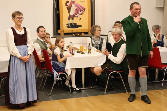 Aufmerksame Besucher lauschen der Eröffnung | Foto: Gerhard Langmann