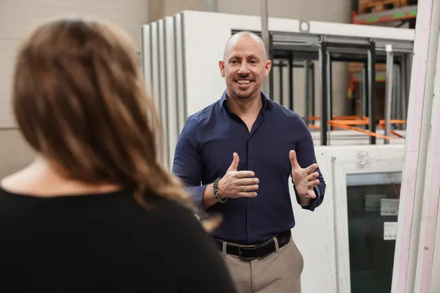 „Ein Fenstertausch erhöht die Energieeffizienz des Hauses, steigert den Wert der Immobilie, senkt laufende Kosten und ist gut für das Klima“, so GF Manuel Müller.