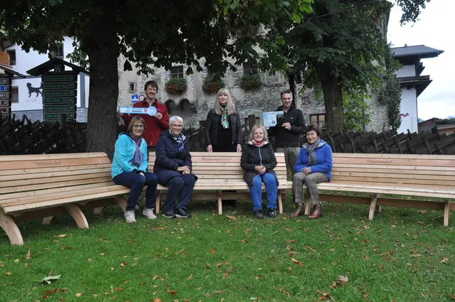 Das "Bankerl-Projekt" stärkt den Zusammenhalt. Im Bild: Mario Wallner, KEM, Astrid Kammerer-Schmitt, Obfrau Sozialausschuss, BM Peter Loitfellner mit Vertreterinnen des Vereins BildSprache und der Gedächtnistrainingsgruppe | Foto: Astrid Kammerer-Schmitt