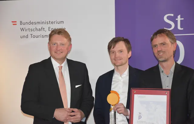 Roland Weinert (BMWET), Sebastian Gegenleithner und Clemens Dorfmann von flow engineering (v.li.). | Foto: Gegenleitner