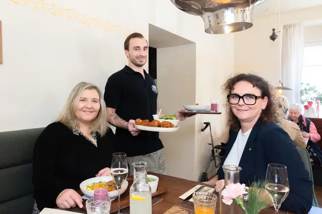 Schmackhafte Wirtshausküche: Lukas Posch servierte Martina Maros-Goller (l.) und Bettina Schifko die bekannten Schanzlwirt-Mittagsbrettl. | Foto: Konstantinov