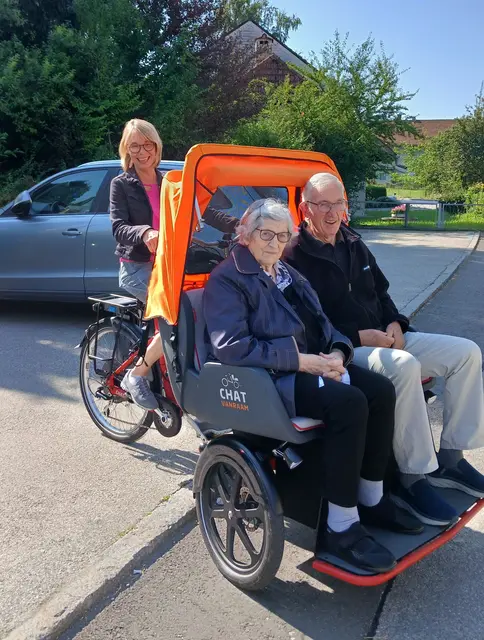 Volkshelferin Maria Eckerstorfer unternimmt eine Rikschafahrt mit zwei Tagesgästen.
 | Foto: VH OÖ