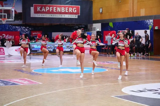 Cheerleader-Unterstützung gabs von den Butterflys aus Krieglach. | Foto: Basketball Austria/M. Tobisch