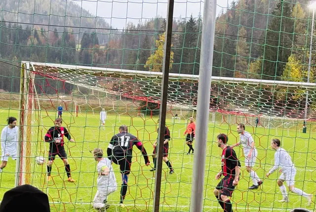 Zwei Tore waren für Waidring (weiß) im 1. Klasse-Derby gegen Going (viel) zu wenig. | Foto: Nikolaus Kogler