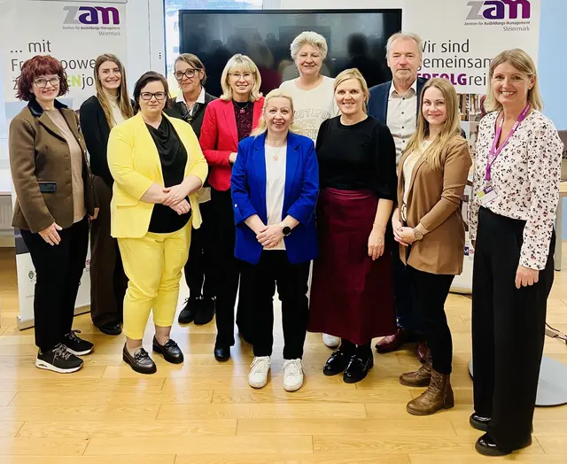 Silvia Schabernack-Kamper, Sarah Raidl, Martina Bein, Petra Spechtler, Stefanie Brottrager, Anastasia Scherr, Evelyn Hochleitner, Gabriele Maitz, Gottfried Walter, Daniela Zangl, Claudia Hausmaninger (v. l.)
 | Foto: zam Oststeiermark