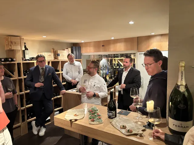 Mit einigen Ehrengästen feierte Andreas Krainer die Präsentation seines Haussektes.  | Foto: MeinBezirk/Angelina Koidl