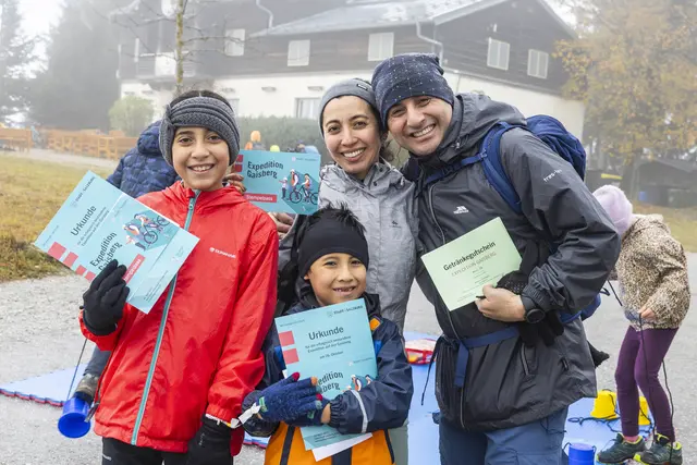 Rund 300 wetterfeste Teilnehmerinnen und Teilnehmer machten sich am Nationalfeiertag im Rahmen der Initiative „Bewegte Stadt“ auf den Weg zur Expedition Gaisberg.
 | Foto: Stadt Salzburg/Wildbild/Rohrer