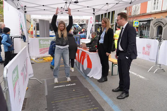 LHStv Philip Wohlgemuth mit der erfolgreichen Nachwuchs-Leichtathletin Emily Seelaus (li.) am Landhausplatz.
 | Foto: © Land Tirol/Sidon