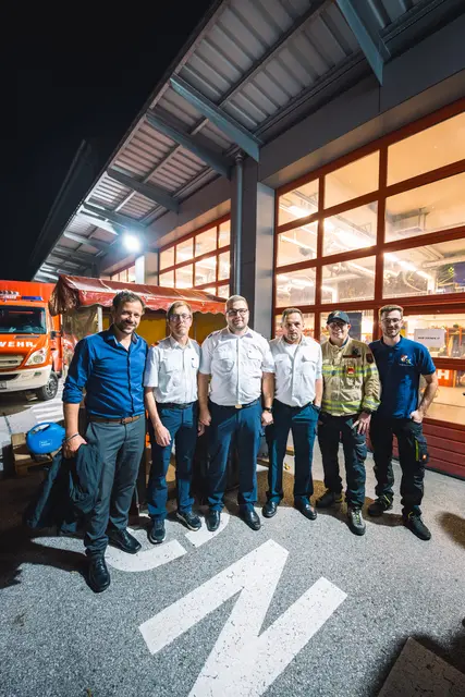 Bgm. Florian Riedl mit Kdt. Florian Raffl, Kass. Johannes Jäger, Kdt. Stv. Hanspeter Stockhammer, Marco Gasser, Schr. Simon Peer | Foto: Pernsteiner