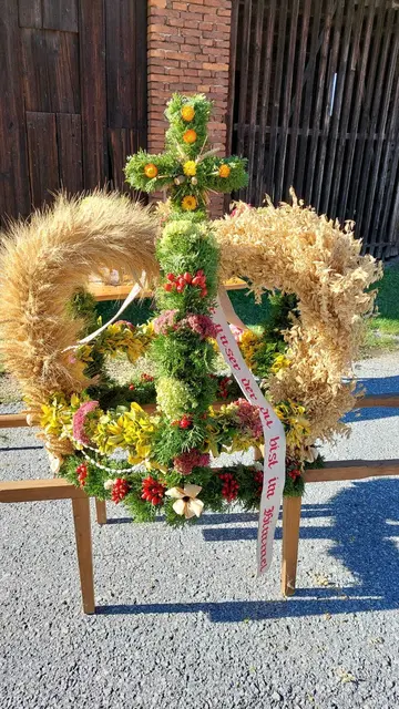 Challenge-Sieger 2025: Mit ihrer kunstvollen Gestaltung und der starken Unterstützung aus der Bevölkerung wurde die Erntekrone des Volkstanzkreises St. Johann ob Hohenburg zum sichtbaren Zeichen dafür, wie Brauchtum Menschen verbindet und begeistert.  | Foto: Volkstanzkreis St. Johann ob Hohenburg