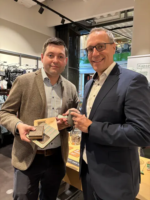 Auf den Spuren der Tchibo-Kapsel: Jürgen Secklehner, Geschäftsführer ARAplus und Jörg Fischer von der Johannes-Kepler-Universität.  | Foto: Lisa Gold