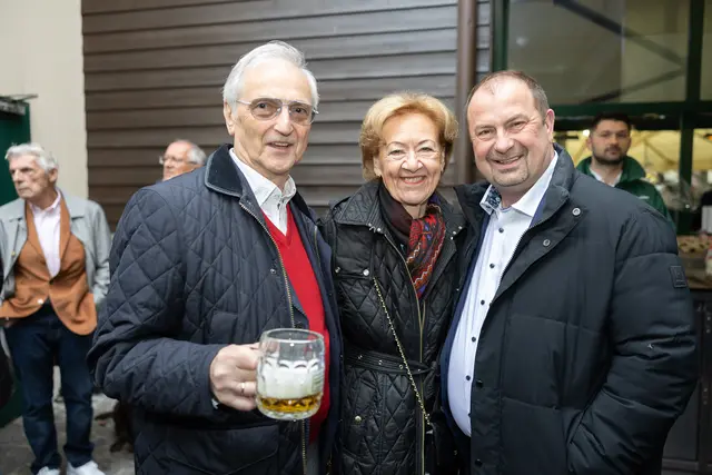 Bezirksvorsteher Alexander Nikolai (SPÖ, r.) ließ sich die Feier mit den Kolariks auch nicht entgehen.  | Foto: René Brunhölzl/MeinBezirk