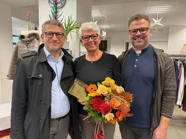 Herzliche Gratulation: Peter Sixt (li.) und Bernhard Pesendorfer (re.) feierten das 20-Jahr-Dienstjubiläum der Vinzishop-Geschäftsführerin Susanne Hauptmann (Mitte). | Foto: Vinzishop